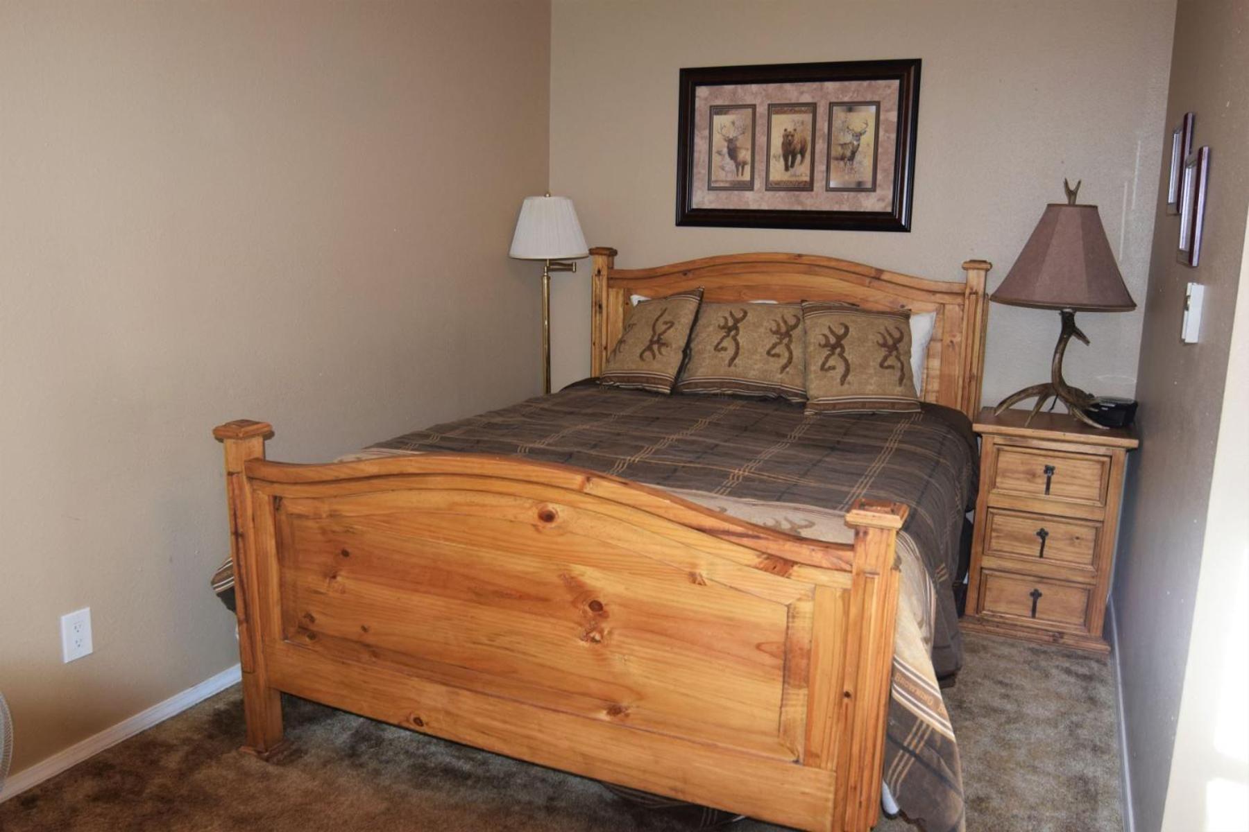 Claim Jumper Townhouse 16 - On The River - Across From The Fishing Ponds - In Town - Near The Ski Area - Fireplace - Wifi - Sate Red River Esterno foto