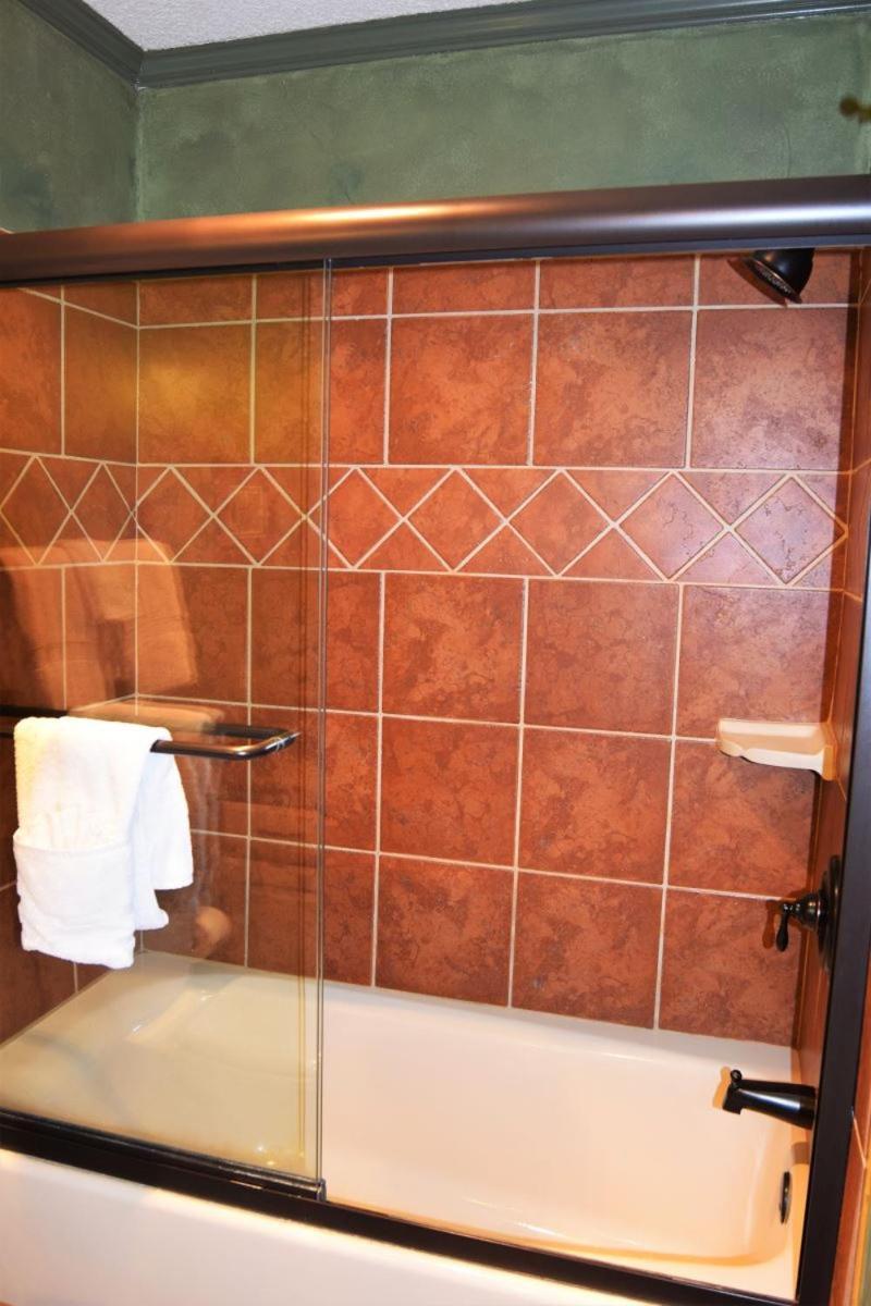 Claim Jumper Townhouse 16 - On The River - Across From The Fishing Ponds - In Town - Near The Ski Area - Fireplace - Wifi - Sate Red River Esterno foto