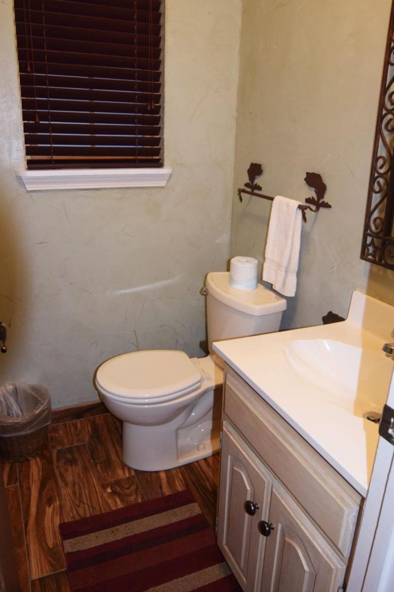 Claim Jumper Townhouse 16 - On The River - Across From The Fishing Ponds - In Town - Near The Ski Area - Fireplace - Wifi - Sate Red River Esterno foto