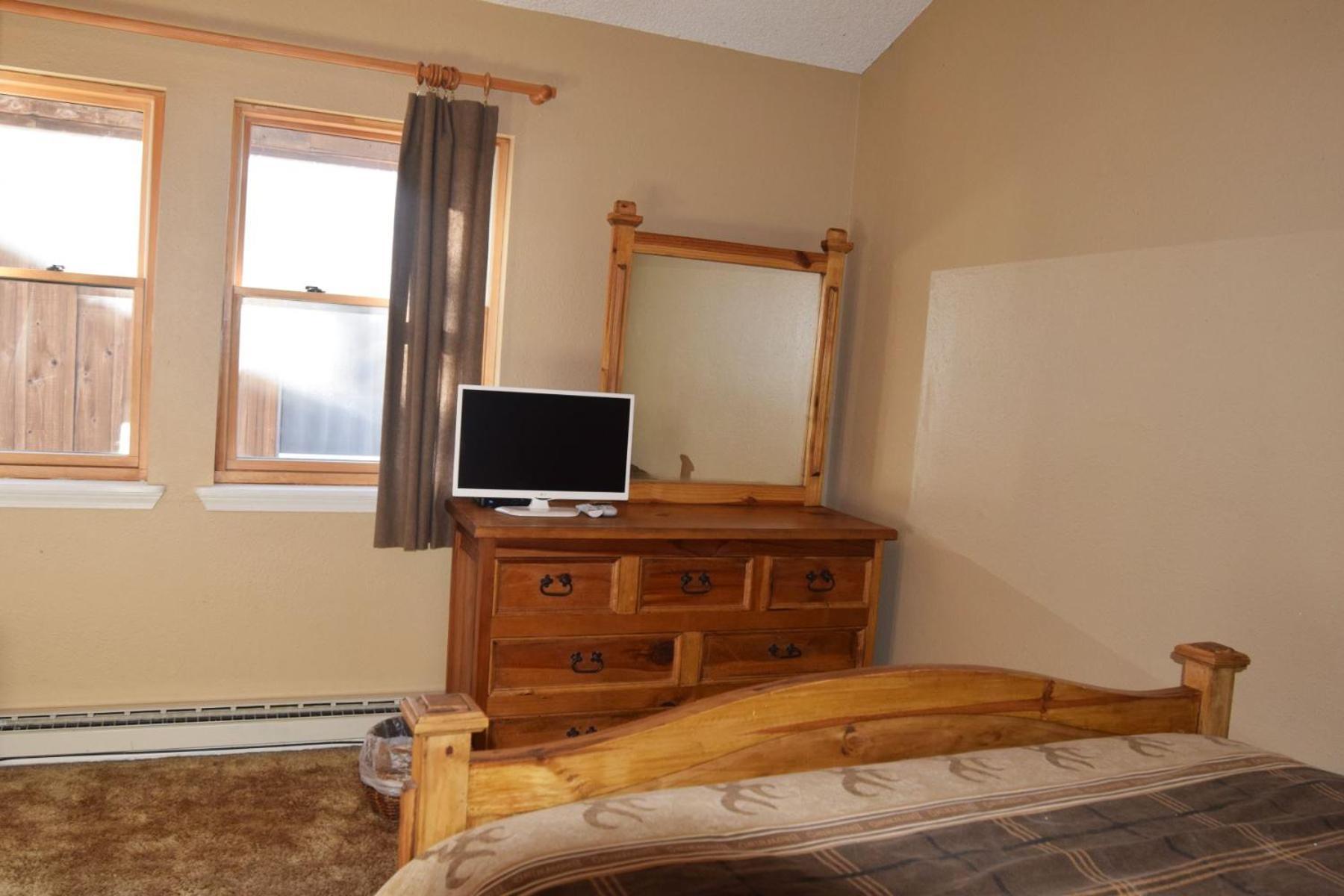 Claim Jumper Townhouse 16 - On The River - Across From The Fishing Ponds - In Town - Near The Ski Area - Fireplace - Wifi - Sate Red River Esterno foto