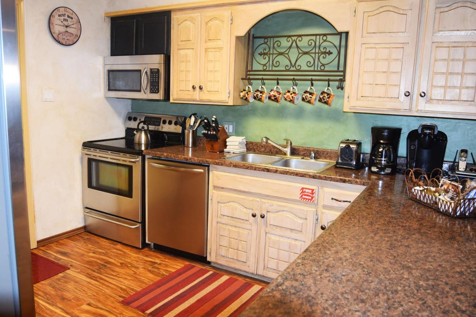 Claim Jumper Townhouse 16 - On The River - Across From The Fishing Ponds - In Town - Near The Ski Area - Fireplace - Wifi - Sate Red River Esterno foto
